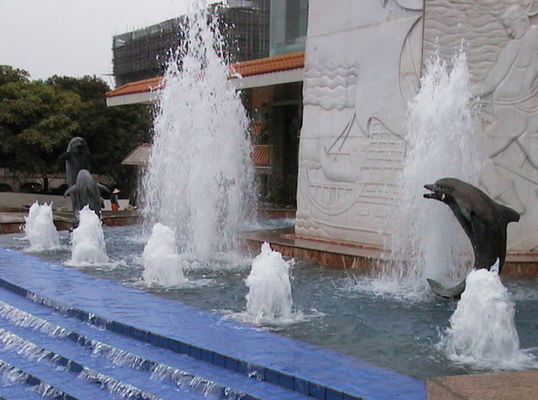 La fontana d'ottone dello stagno dell'ugello a getto della fontana della bolla della tazza dota le teste dell'irrigatore d'un polverizzatore