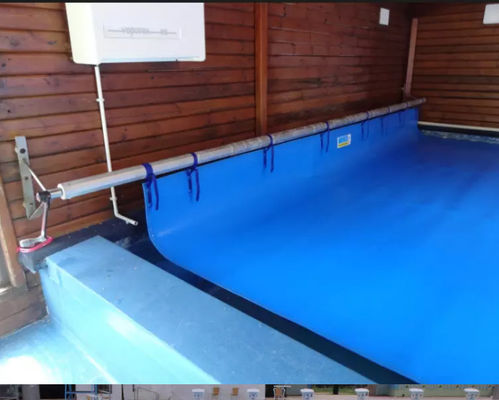 Sostituzione al suolo qui sopra della fodera della piscina del vinile 0.5mm