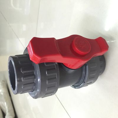 Valvola a sfera nera del sindacato del doppio di rosso DN20 UPVC