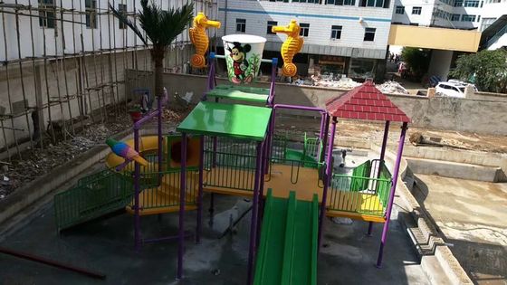 Gli anti bambini all'aperto UV innaffiano la cascata del fungo dell'attrezzatura del parco
